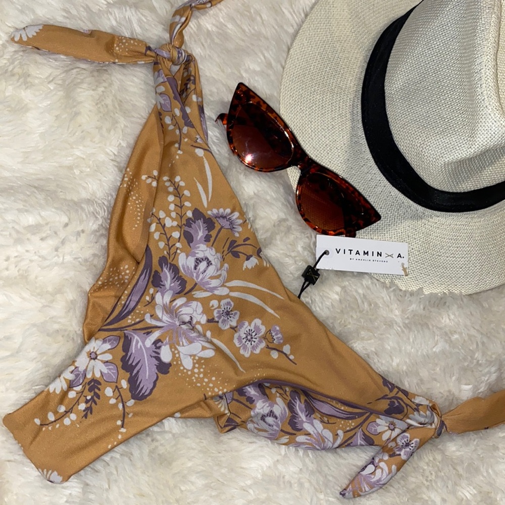 Vitamin A swim scrunch bottom BNWT